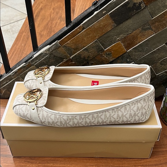 Michael Kors Monogram Cream Flats - Picture 1 of 3